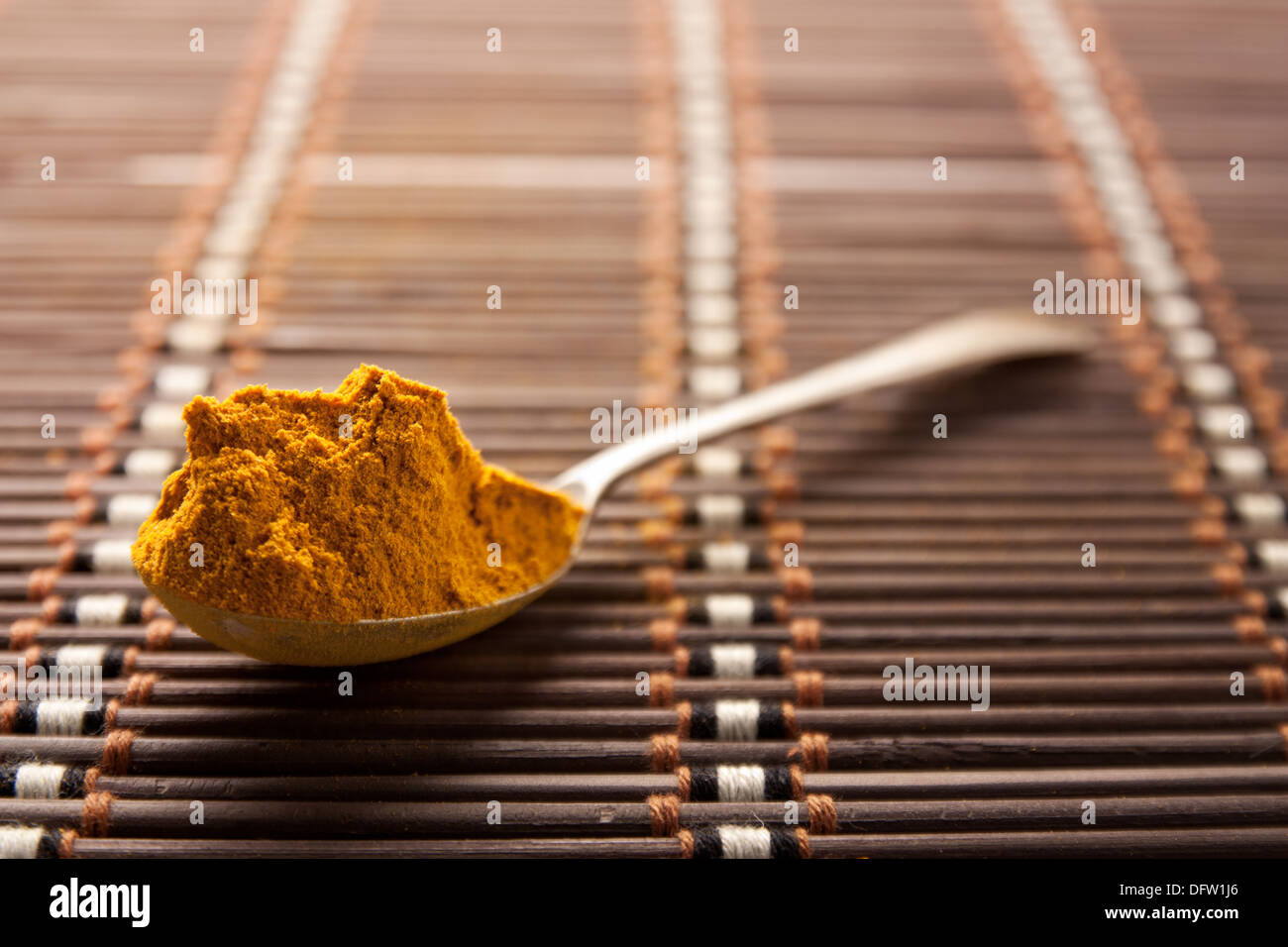 Curry-Pulver in einem Löffel Stockfoto