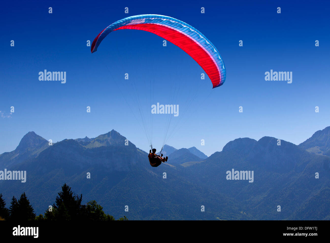 Para Glider Pilot seinen Fallschirm über die Berge fliegen Stockfoto