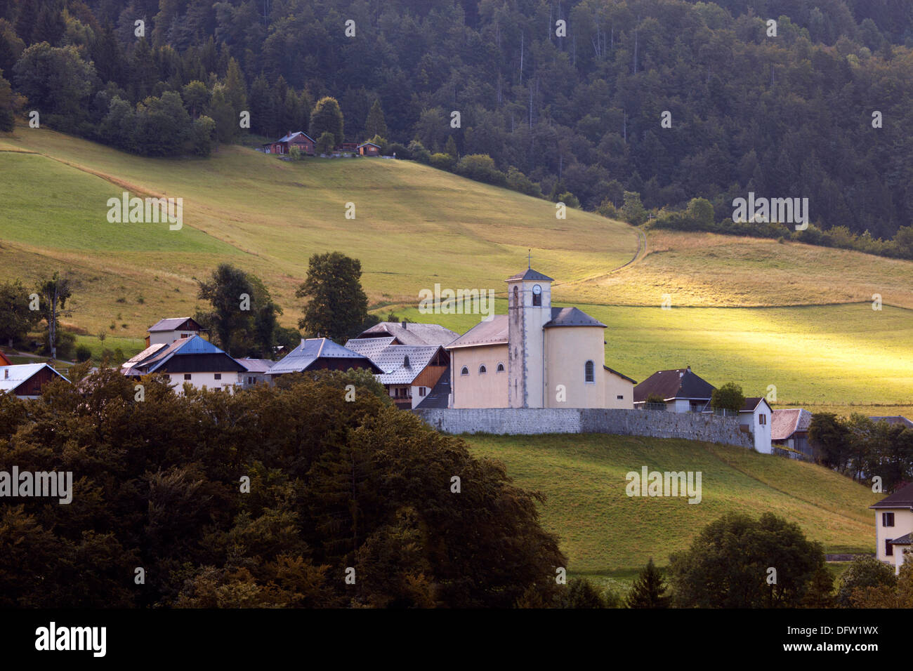 Am frühen Morgen Foto eines alpinen Dorfes mit Kirche in der Region haute Savoie Frankreich Stockfoto