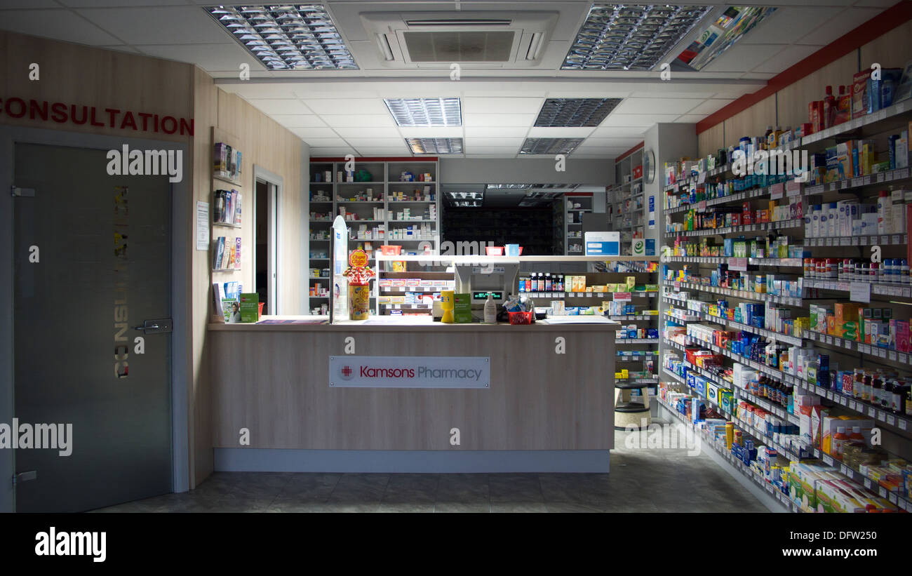 Leere Apotheke in der Nacht Stockfoto