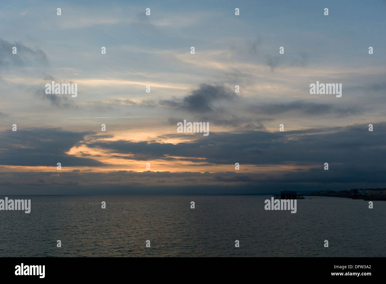 Sonnenuntergang in Wolken über Meer, Brighton, UK Stockfoto