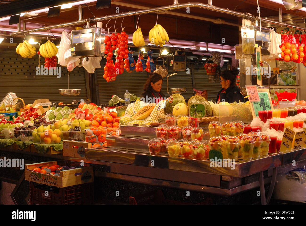 Obstladen in Markthalle La Boqueria auf Las Ramblas. Barcelona. Katalonien. Spanien. Stockfoto