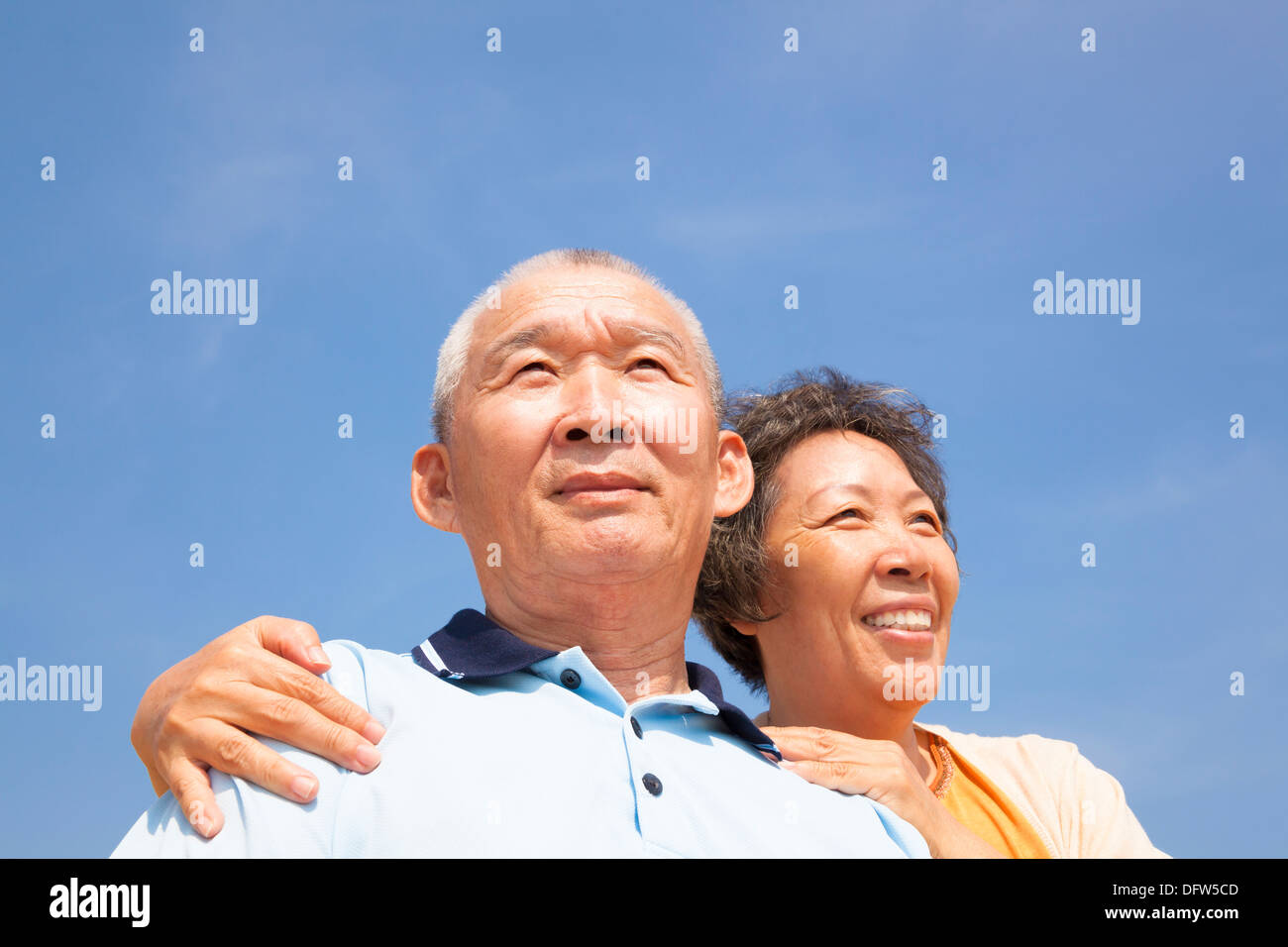 Glückliche ältere Senioren Paar mit Cloud-Hintergrund Stockfoto