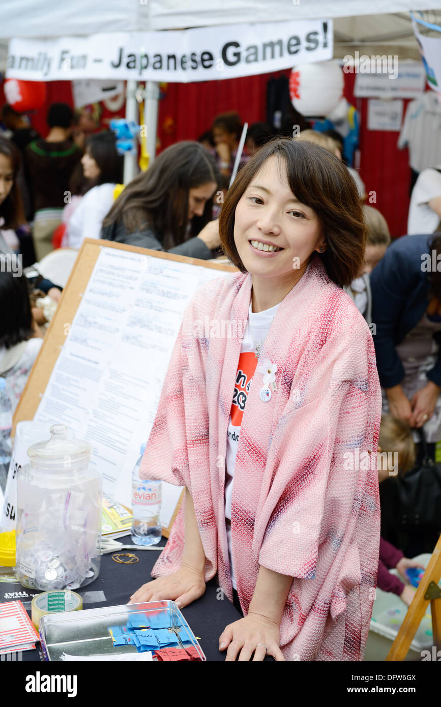 Japanische Frauen tragen traditionelle Kleidung der Kimono auf Matsuri Festival in London England. Samstag, 5. Oktober 2013 Stockfoto