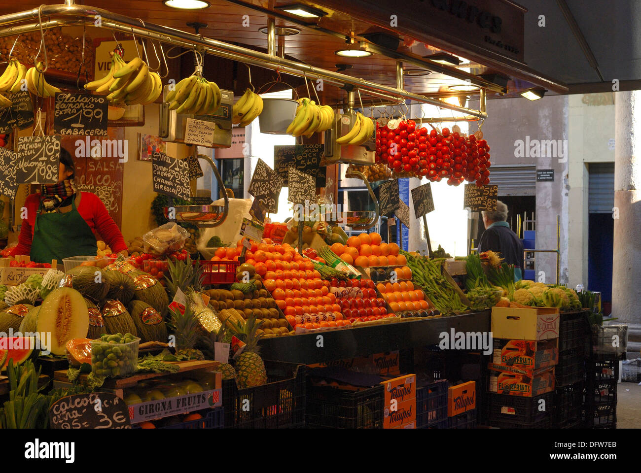 Gemüsehändler und Obst-Shop in Markthalle La Boqueria auf Las Ramblas. Barcelona. Katalonien. Spanien. Stockfoto