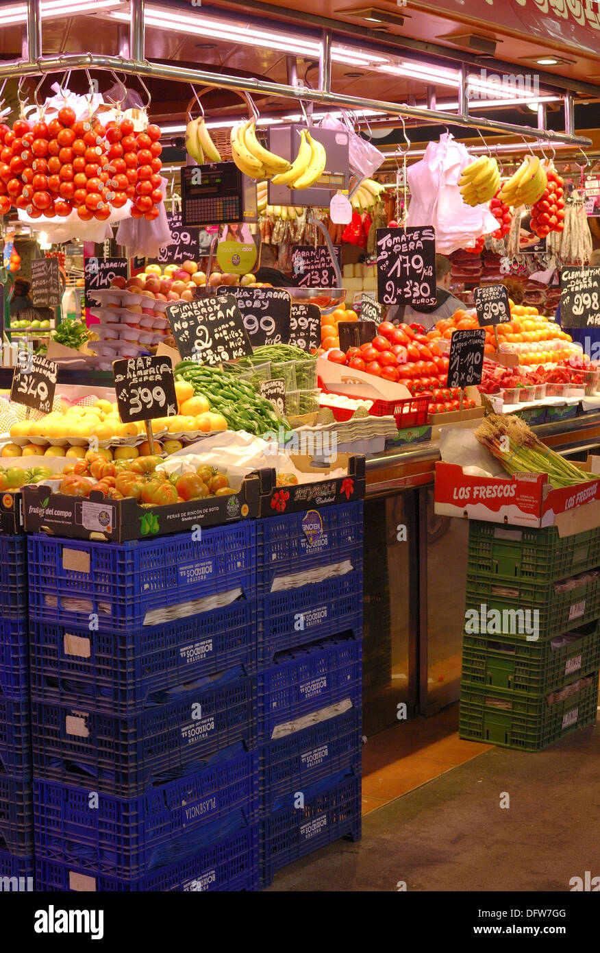 Gemüsehändler und Obst-Shop in Markthalle La Boqueria auf Las Ramblas. Barcelona. Katalonien. Spanien. Stockfoto