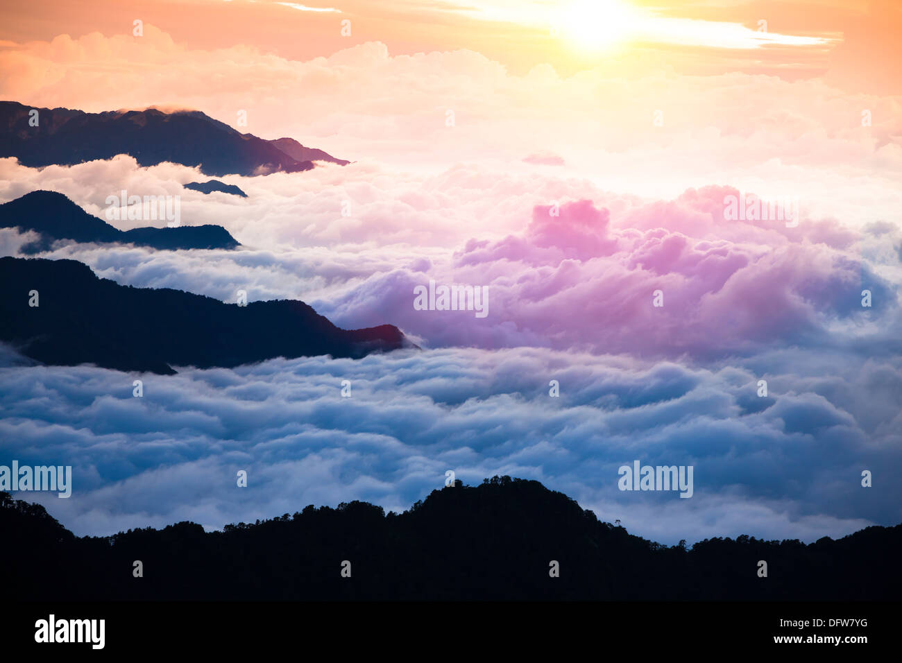 Berglandschaft mit der Cloud und Sonnenaufgang Stockfoto