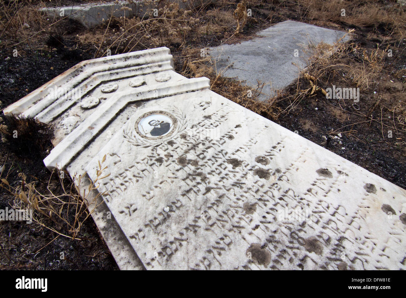 Grabstein mit Inschrift in hebräischer Sprache, aufgegeben jüdischen Friedhof in Vidin, northwestern Bulgarien Stockfoto