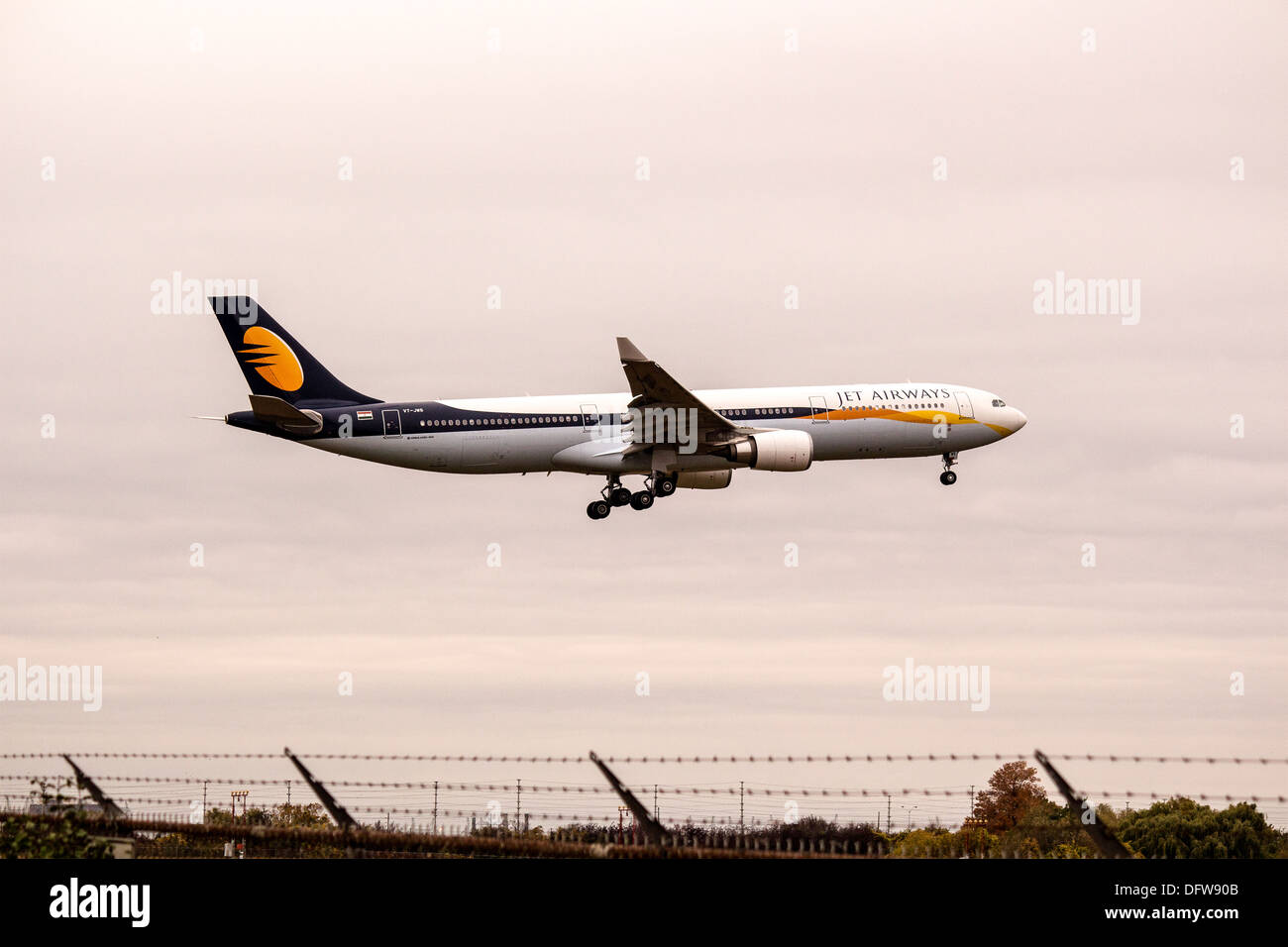 Jet Airways Airbus A330-300 kommt zur Landung am Pearson International Airport in Toronto. Räder fast runter. Stockfoto