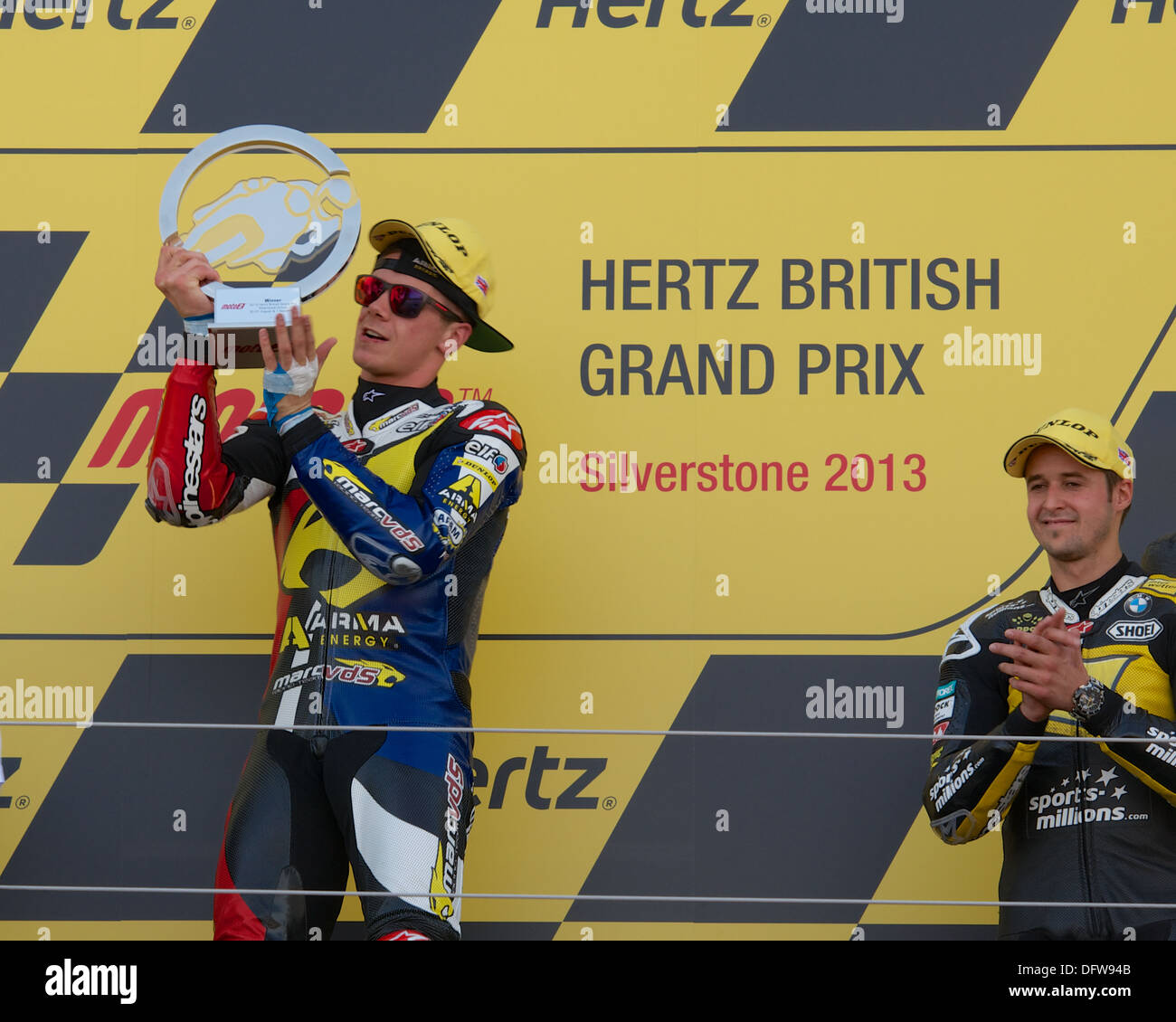 Scott Redding hält die Gewinner-Trophäe nach Abschluss zunächst im Moto2-Rennen in Silverstone Stockfoto