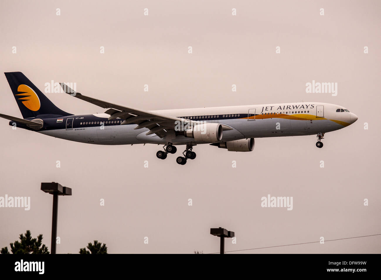 Jet Airways Airbus A330-300-Flugzeug zur Landung am Pearson International Airport in Toronto. Räder fast runter. Stockfoto