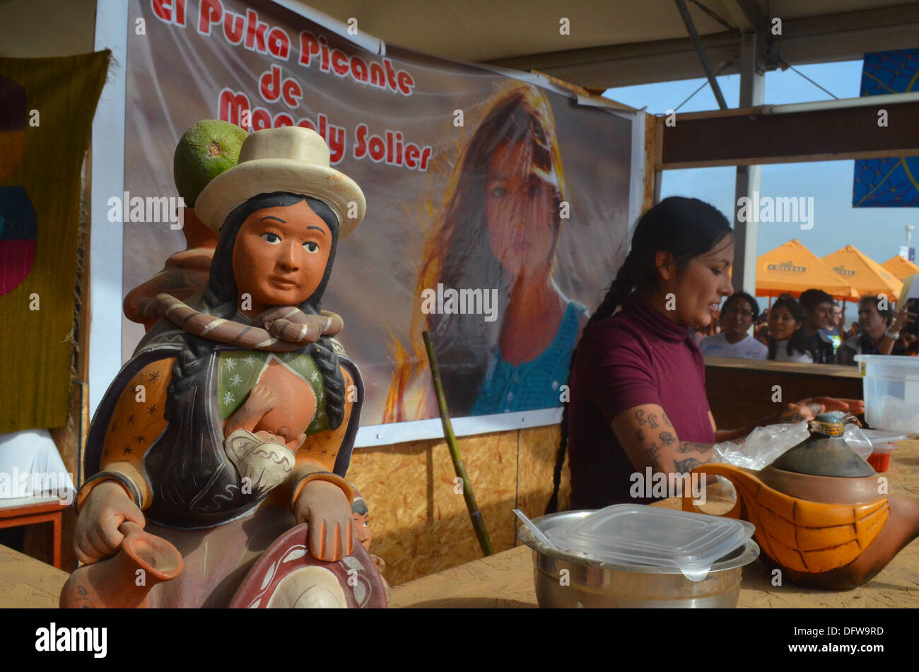 Peruanische Schauspielerin Magaly Solier arbeiten auf ihrem Chicharon Garküche während das Mistura Food Festival in Lima, Peru Stockfoto