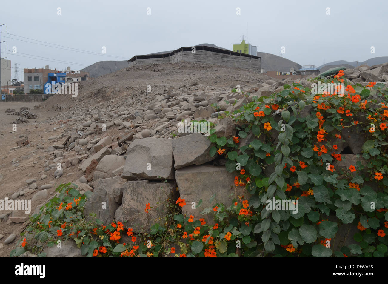 Die staubigen Überreste einer Prä-Inka "Huaca" oder Tempel im Stadtteil Los Olivos von Lima, Peru Stockfoto