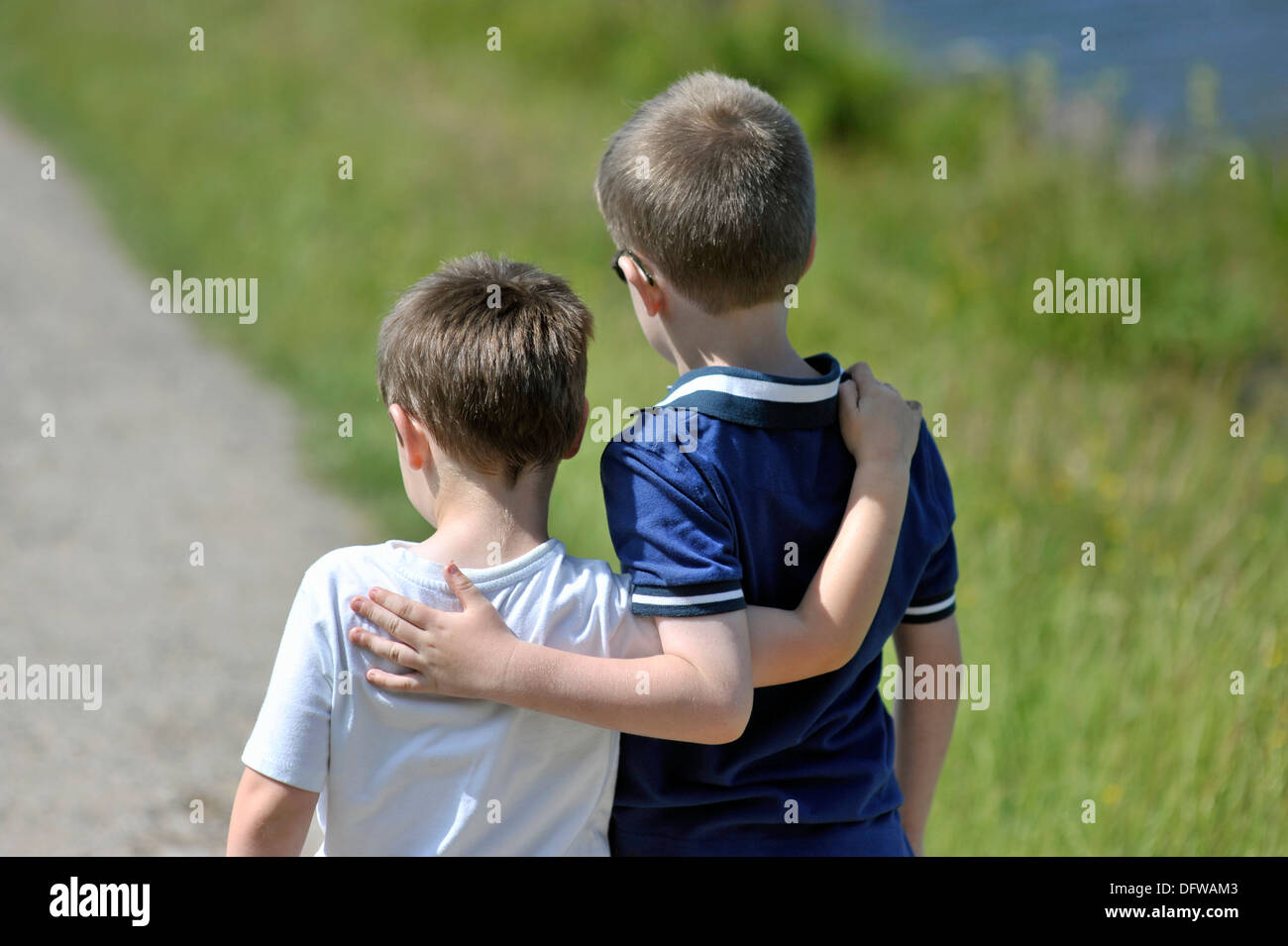 Cousins und Cousinen umarmen Stockfoto