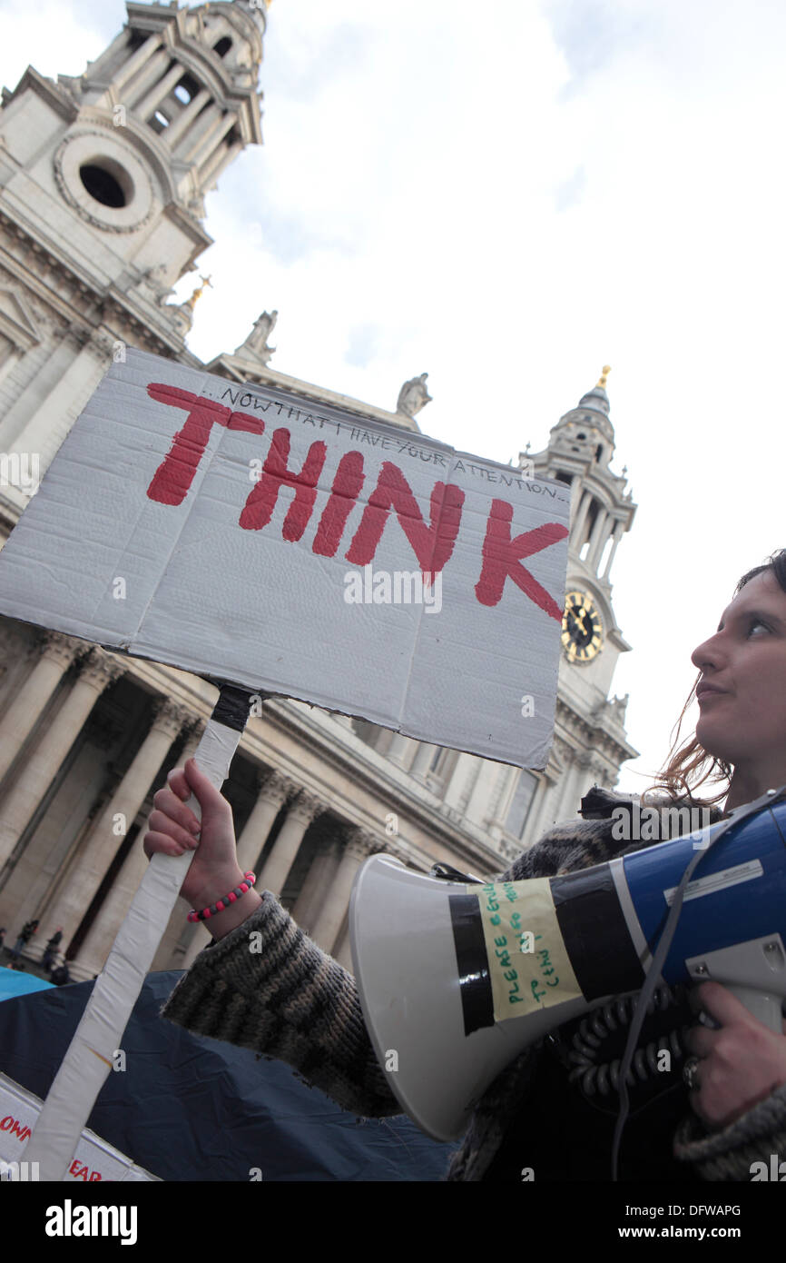 Denken Sie an Hand schriftlicher Plakat anti-Kapitalismus Protest Demonstrant, besetzen St. Pauls-London Stockfoto