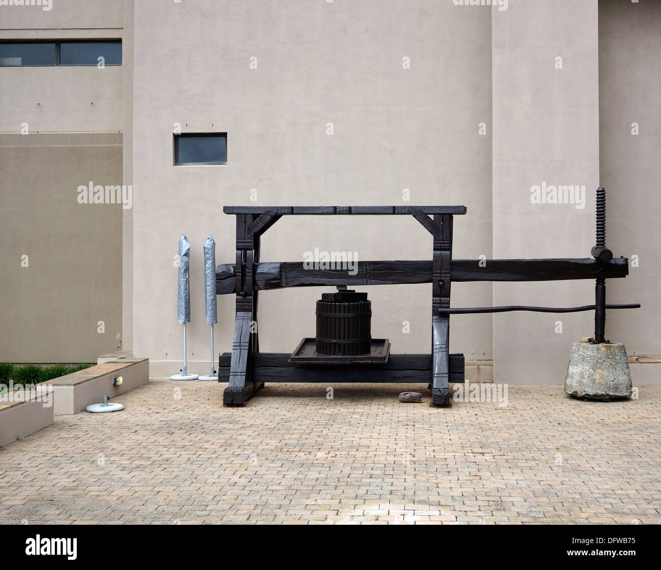 Alter Wein drücken bei Durbanville Hills Wine Estate in den Cape Winelands, Stockfoto