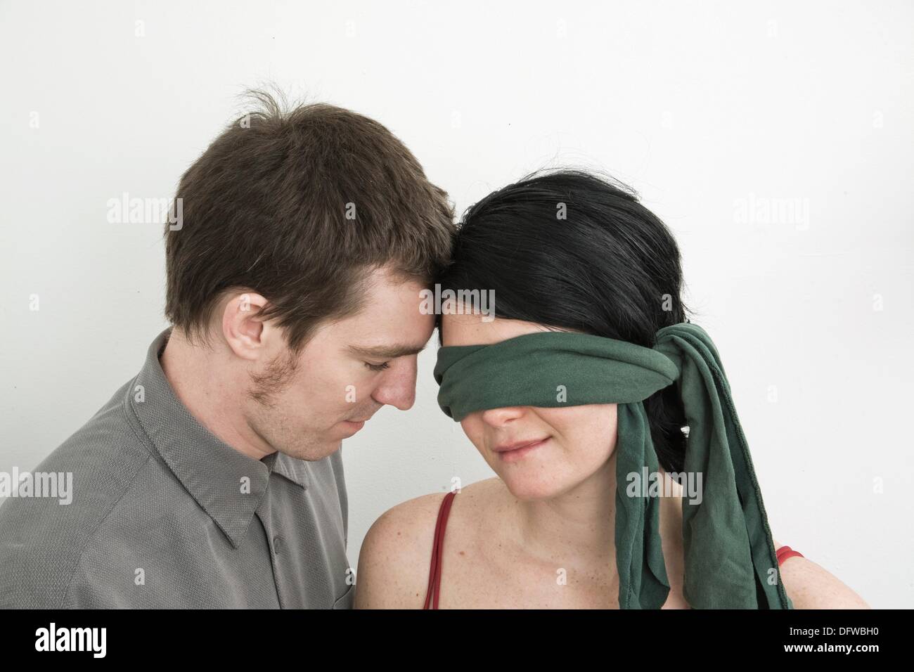 Ehemann und Ehefrau mit verbundenen Augen Stockfoto, Bild 61408