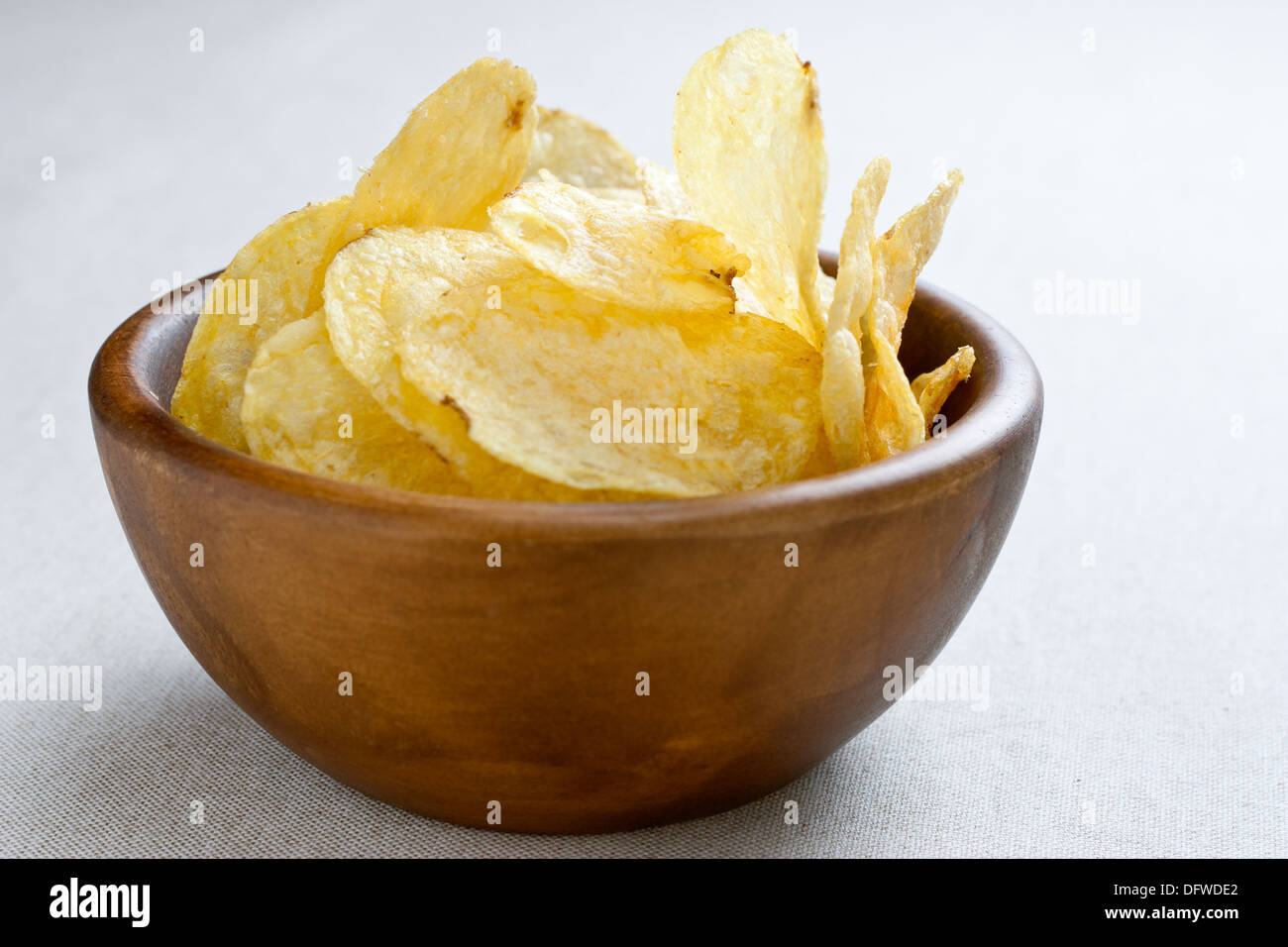 Gebratene Kartoffel-Chips auf Schüssel Stockfoto