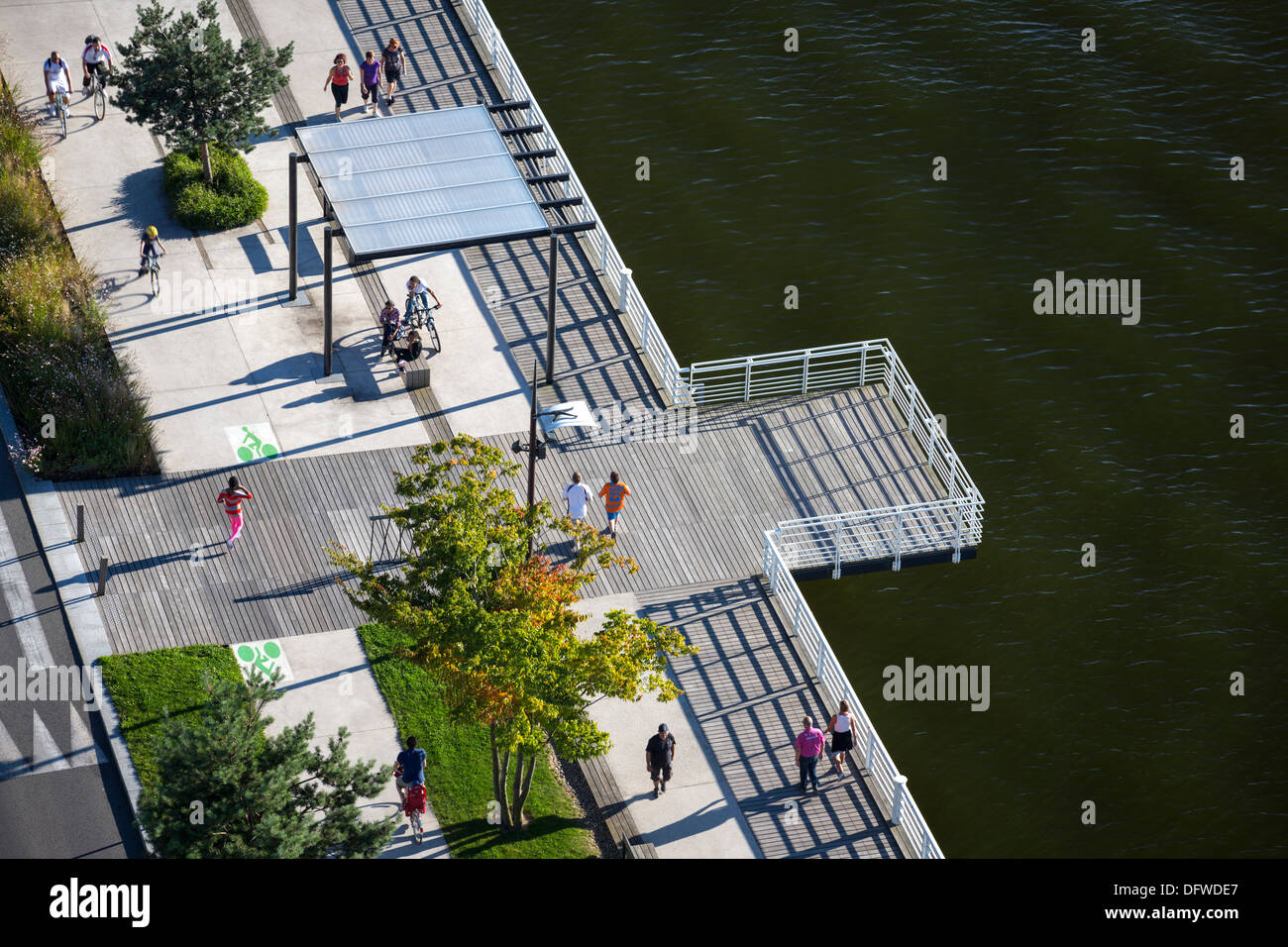 Auf dem rechten Ufer des Allier-Sees, der angelegten Promenade für Fußgänger, bekannt als "The Planken von Vichy" (Vichy - Frankreich). Stockfoto