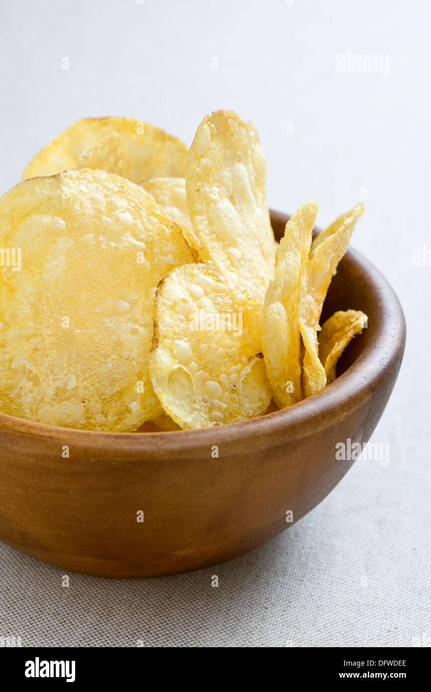 Gebratene Kartoffel-Chips auf Schüssel Stockfoto