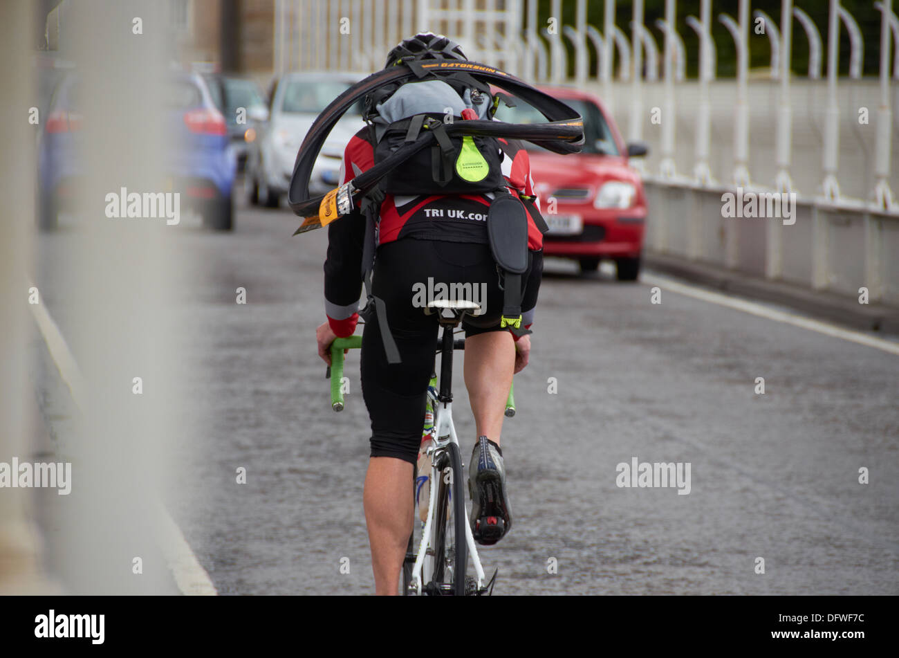 Radfahrer kreuzen Clifton Suspension Bridge in Bristol, England. Stockfoto