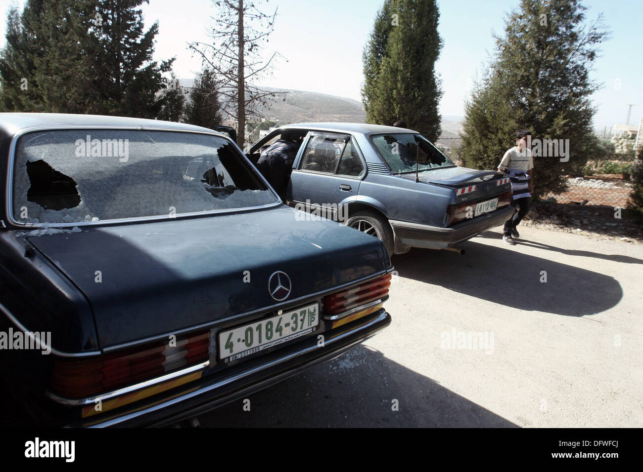 Nablus, Westjordanland, Palästinensische Gebiete. 9. Oktober 2013. Palästinenser inspizieren abgestürzte Autos in der West Bank Dorf Jalud südlichen Nablus am 9. Oktober 2013. Dutzende von israelischen Siedlern aus der nahe gelegenen Siedlung Esh Kodesh zündeten Agrarland in Nablus am Mittwoch nach fünf Palästinenser Autos stürzte und Studenten an einer lokalen Schule angegriffen, ein Beamter der palästinensischen Autonomiebehörde sagte Credit: Nedal Eshtayah/APA Images/ZUMAPRESS.com/Alamy Live News Stockfoto