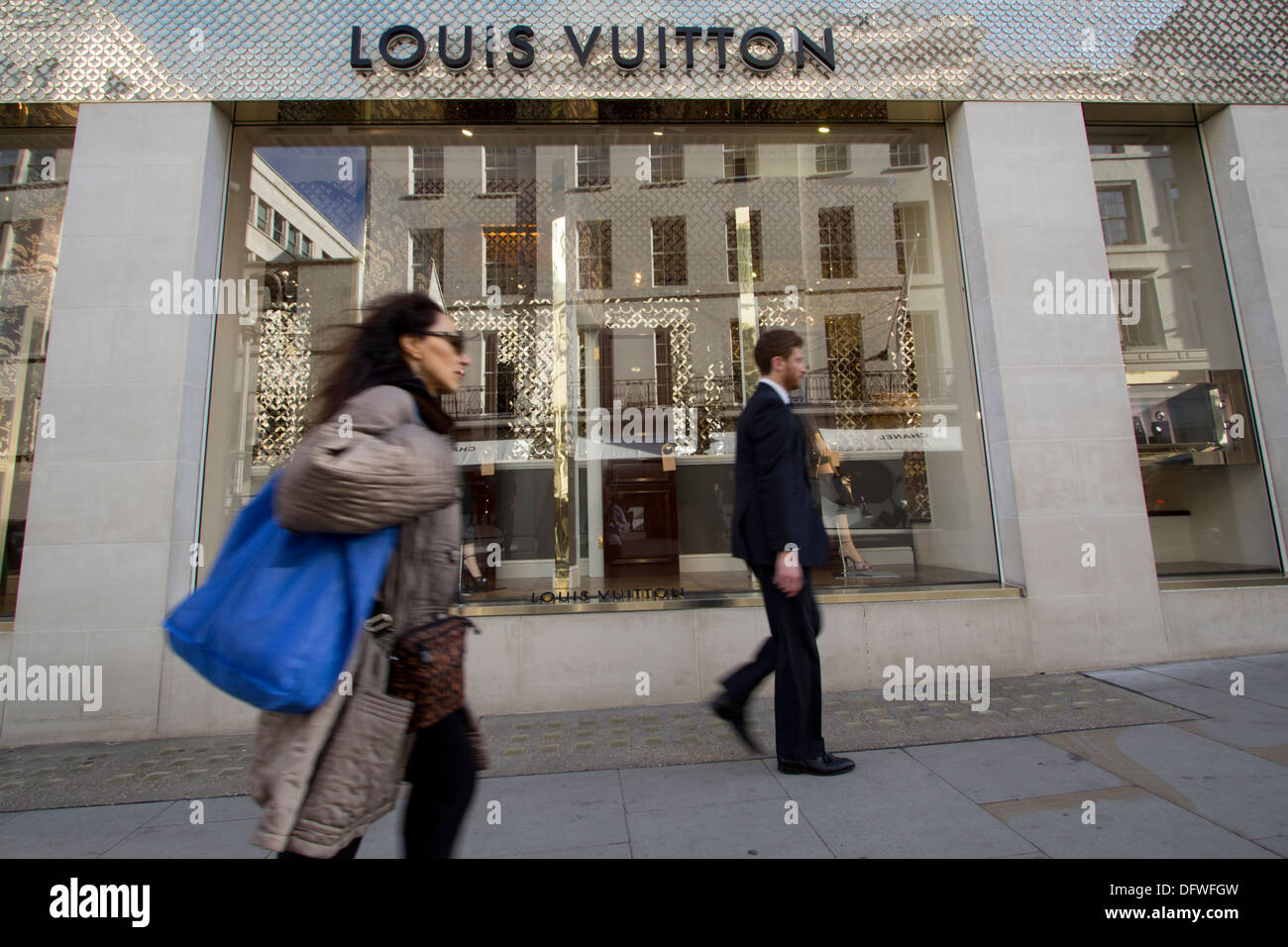 Louis Vuitton Luxus-Boutique im Zentrum von London, in der legendäre Designer-Handtaschen, Accessoires und hochwertige Kleidung in einem prestigeträchtigen Einzelhandel präsentiert werden Stockfoto