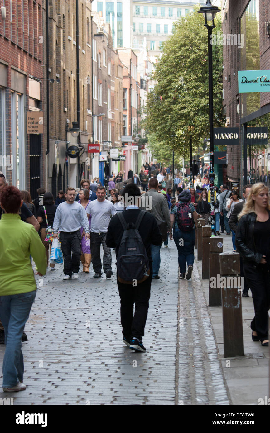 Shopper spazieren entlang der Neal Street in London, Großbritannien – ein beliebtes Einzelhandelsziel in Covent Garden, bekannt für Mode-Boutiquen und High-Street-Marken Stockfoto