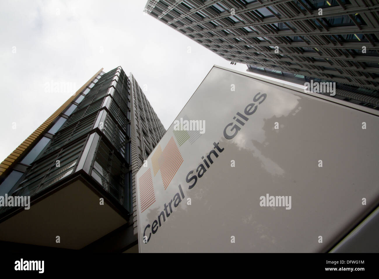 Außenansicht des Central Saint Giles, einer lebendigen gemischten Wohnanlage in London, Großbritannien, mit Büros, Wohnwohnungen und Einzelhandelseinheiten – einschließlich Einrichtungen, die vom Central Saint Giles College genutzt werden Stockfoto
