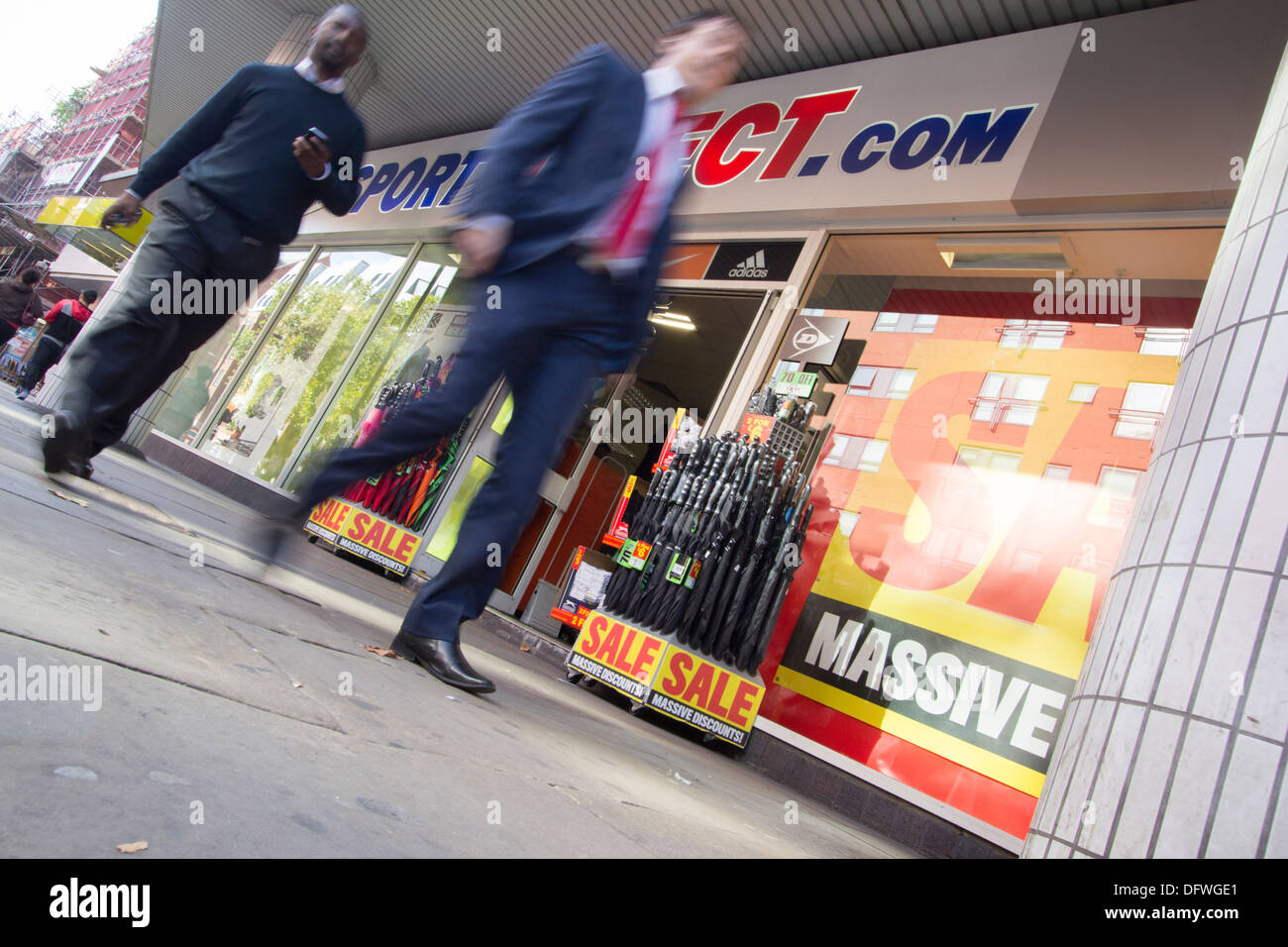 Sports Direct Einzelhandelsgeschäft in Holborn, Central London, Großbritannien – Teil der größten Sportbekleidung- und Ausrüstungskette Großbritanniens, bekannt für ermäßigte Markenbekleidung und Schuhe Stockfoto