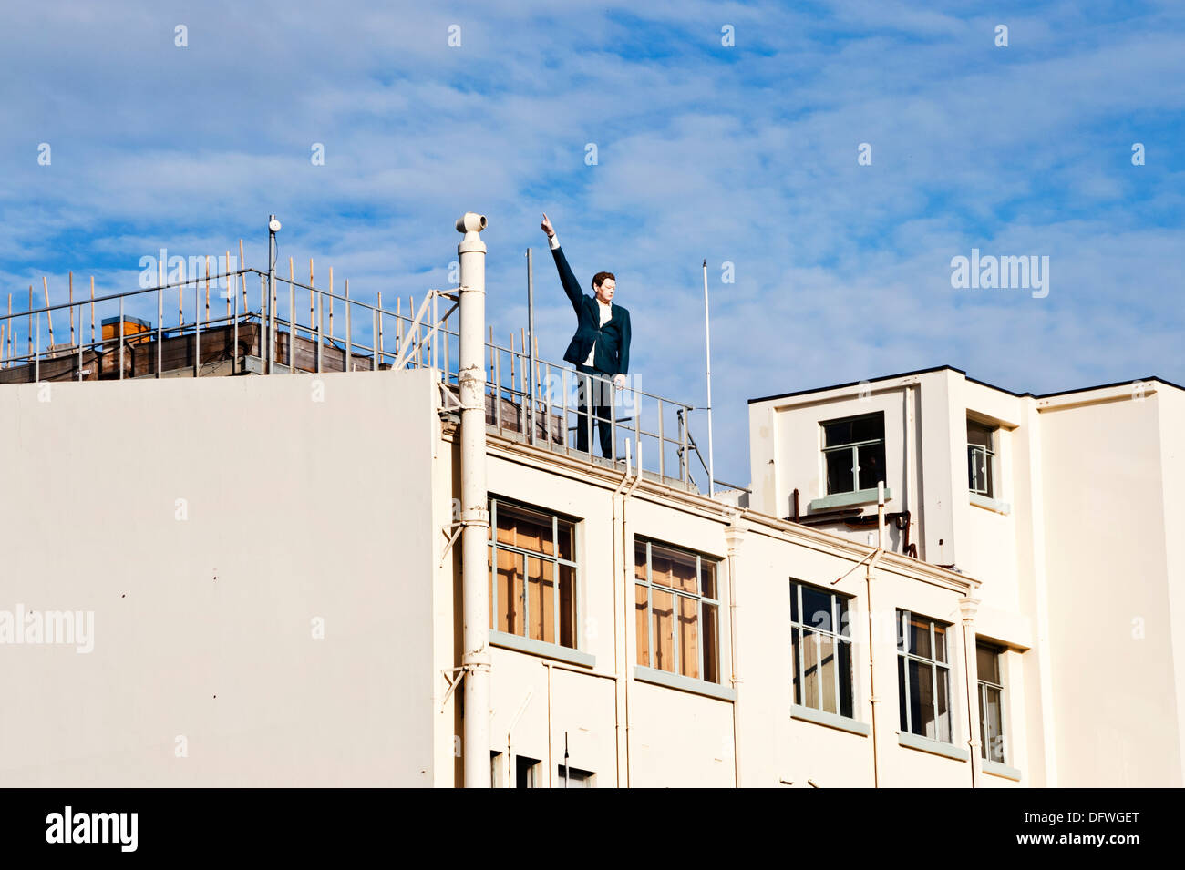 Christchurch, Südinsel, Neuseeland. Mann in Anzug Schaufensterpuppe, die auf den Himmel. Kunst im öffentlichen Raum, nach den Erdbeben, 2013. Stockfoto