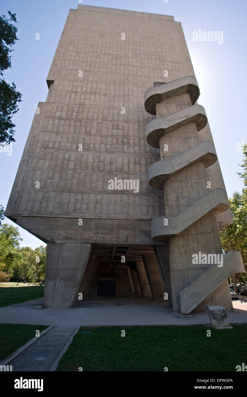 Die Seitenansicht des modernistischen Wohnungsbau der Unité d ' Habitation, entworfen von Le Corbusier, mit Nadir Afonso Stockfoto
