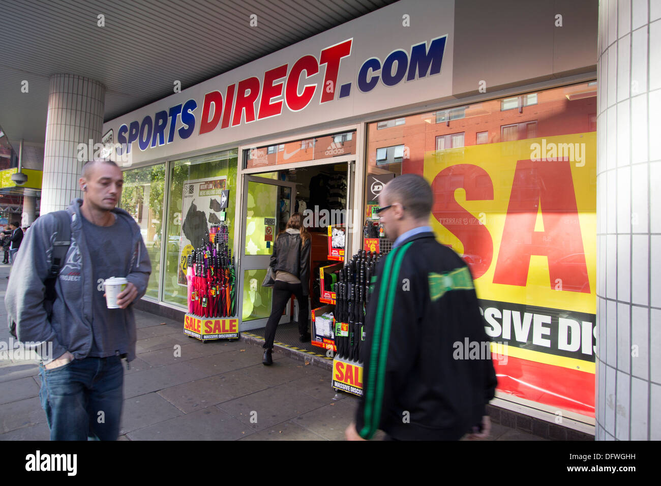 Sports Direct Einzelhandelsgeschäft in Holborn, Central London, Großbritannien – Teil der größten Sportbekleidung- und Ausrüstungskette Großbritanniens, bekannt für ermäßigte Markenbekleidung und Schuhe Stockfoto
