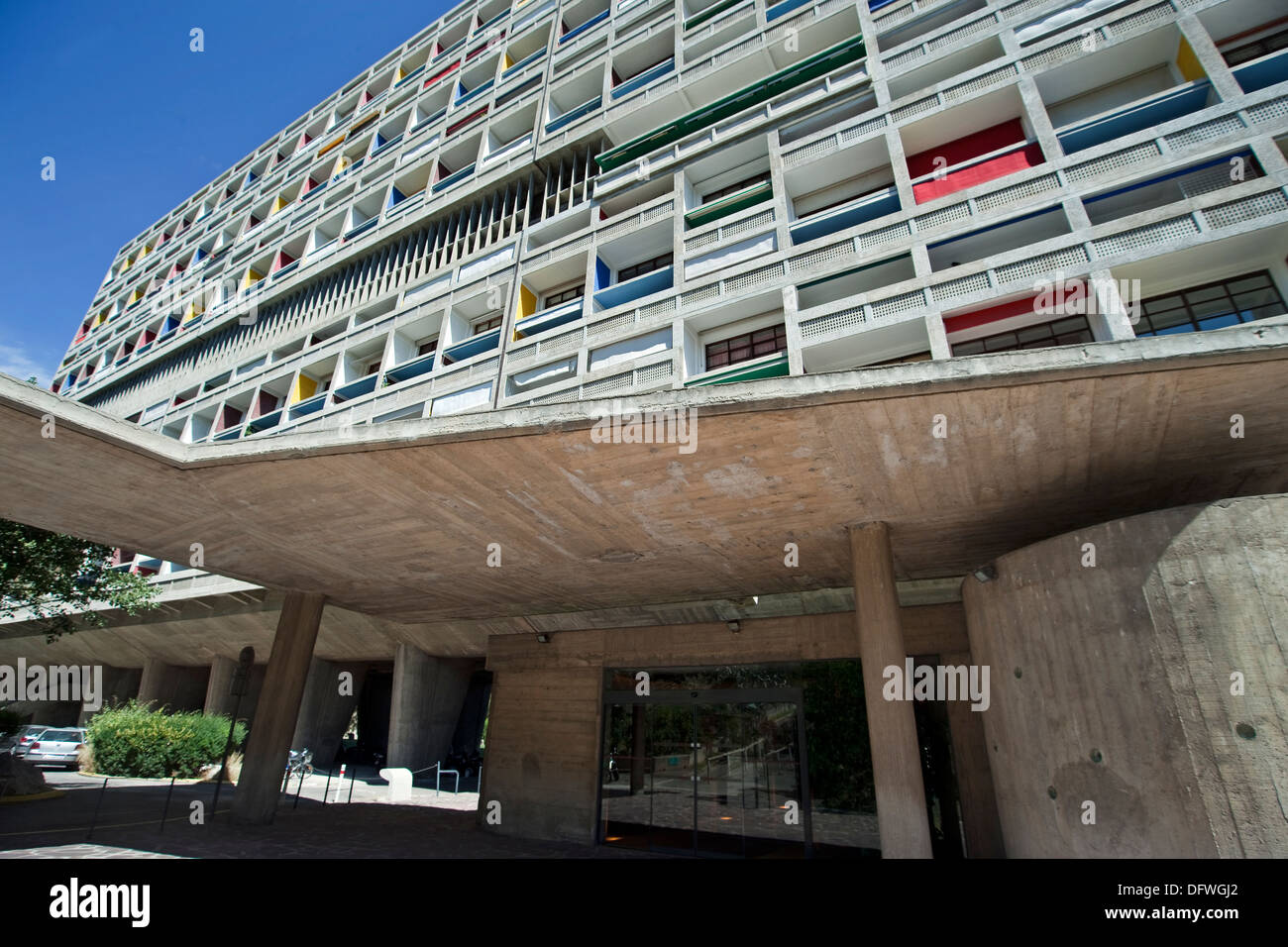 Die Vorderansicht des modernistischen Wohnungsbau der Unité d ' Habitation, entworfen von Le Corbusier, mit Nadir Afonso Stockfoto