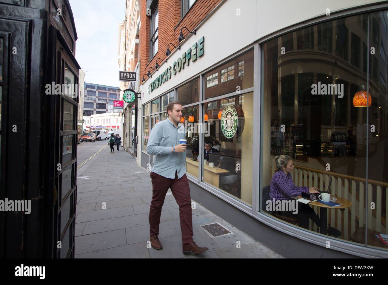 Starbucks Kaffeefiliale in London, Großbritannien. Die weltweite Kaffeehauskette betreibt zahlreiche Filialen in der Hauptstadt, die Kaffee zum Mitnehmen und Essen, Snacks und heiße Getränke anbieten Stockfoto