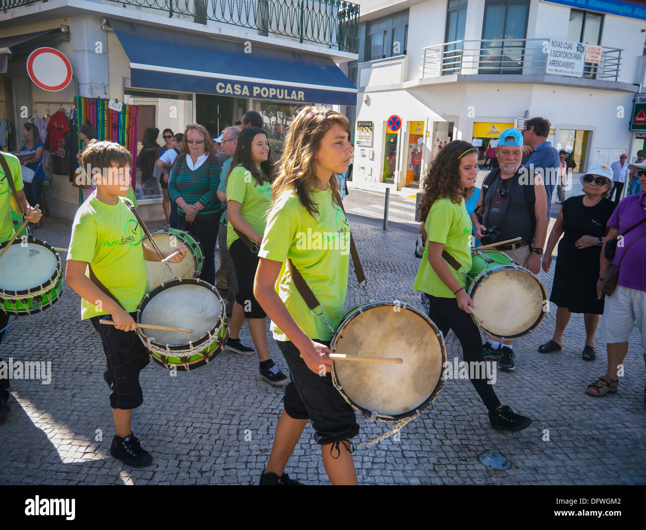 Portugal, Algarve, loulé Zentrum Zentrum Kopfsteinpflasterstraße politische Parade Kinder Kinder mit Trommeln grüne t t-shirts Stockfoto