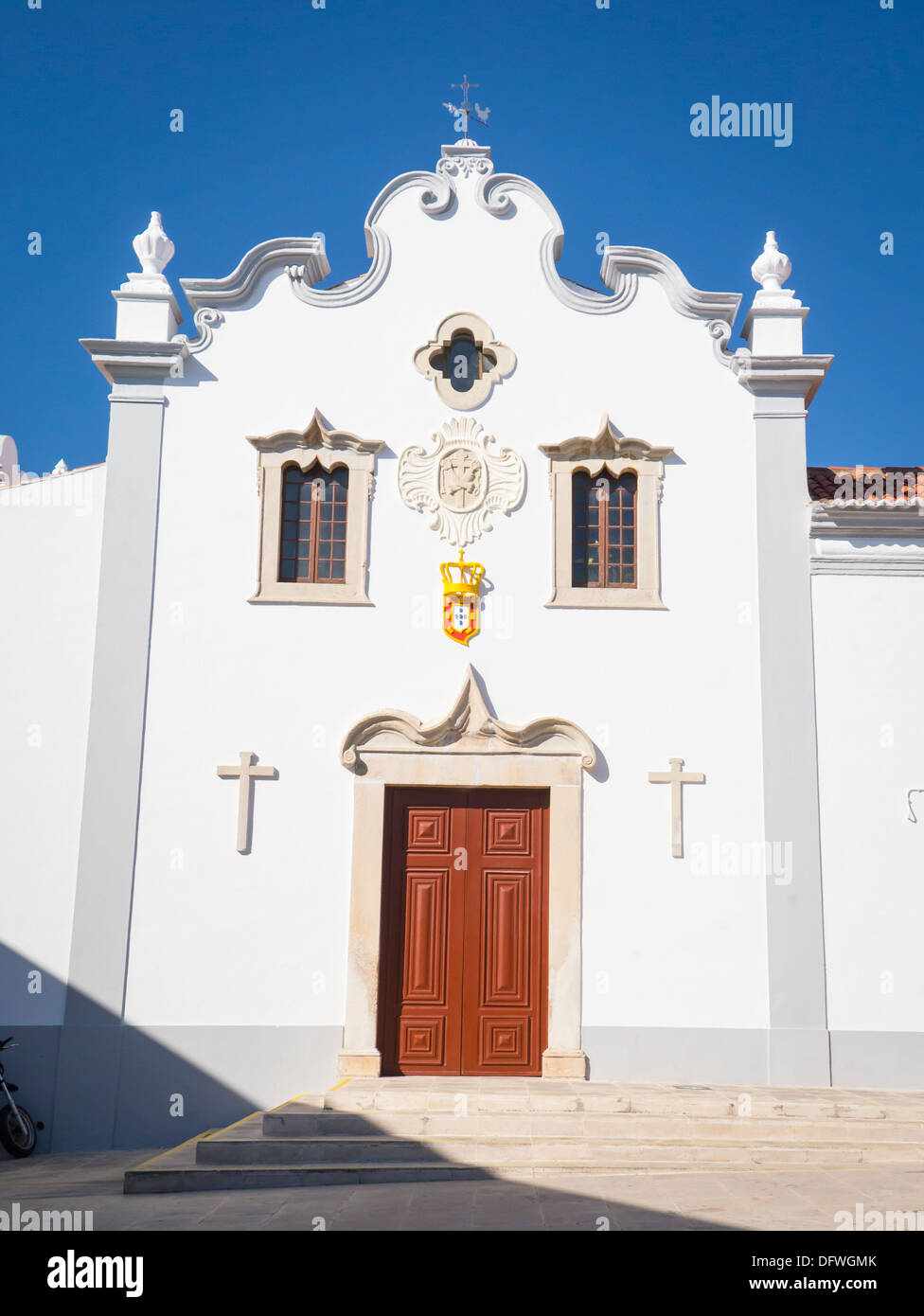 Portugal Algarve Loule 17. Jahrhundert Igreja N.S. da Conceição Kirche unserer Lieben Frau von der Empfängnis weiße Farbe Kreuz Kreuze hölzerne Tür Stufen Fenster Stockfoto