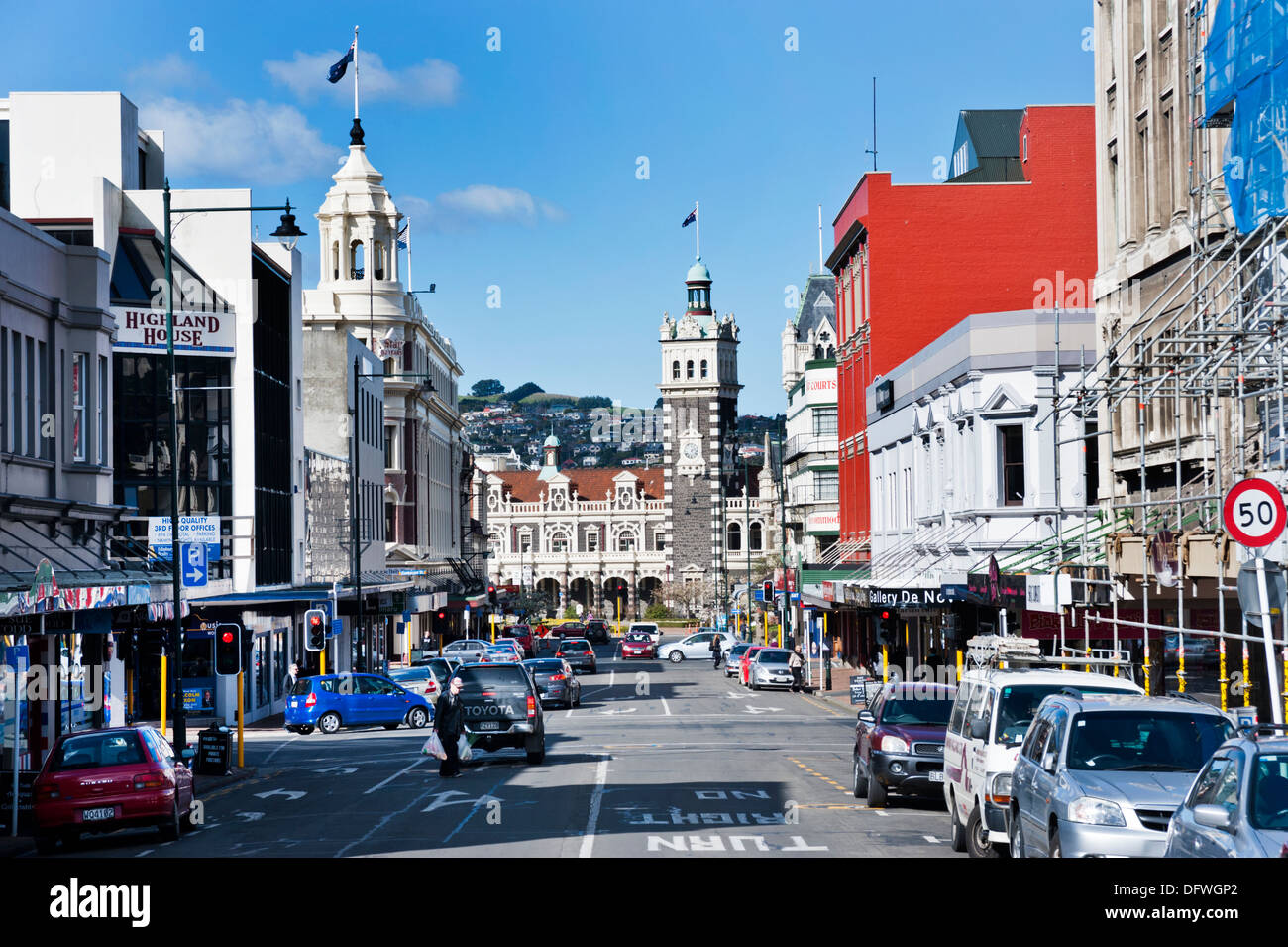 Stuart Street, Dunedin, South Island, Neuseeland. Die berühmten Bahnhof befindet sich in der Bildmitte. Stockfoto