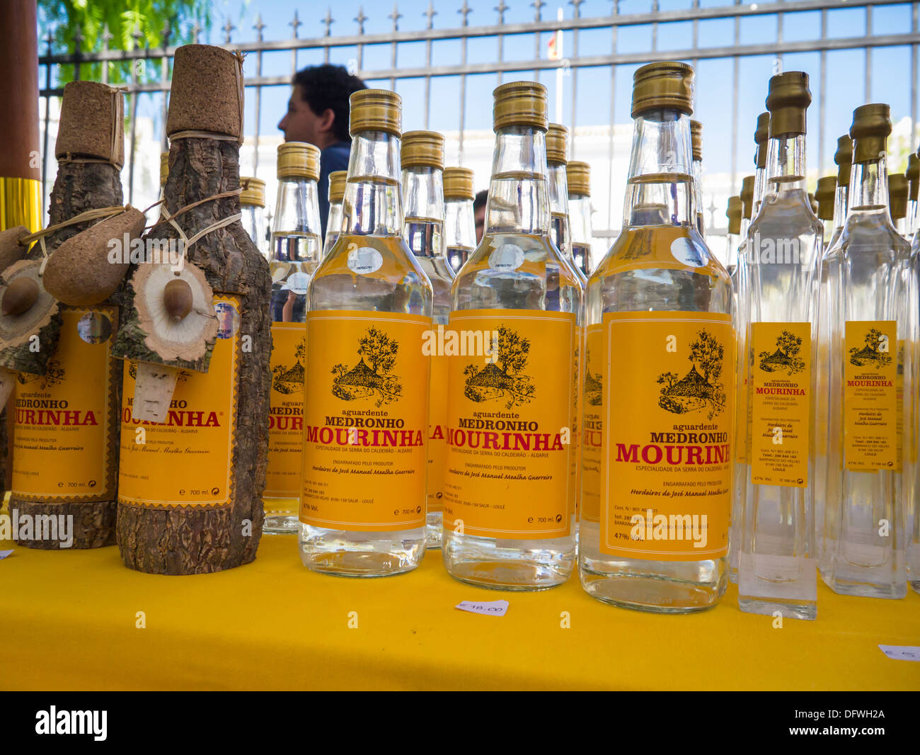 Portugal Algarve Loule Markt Flaschen Aguardente de Medronho Mourinha  Obst-brand Erdbeere oder medronho Baum Arbutus unedo Feuerwasser trinken  Schüsse Stockfotografie - Alamy