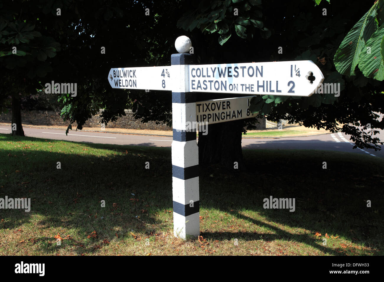 Weiße direktionale Straße Holzschild Duddingston Dorf, Northamptonshire, England; Großbritannien; UK Stockfoto