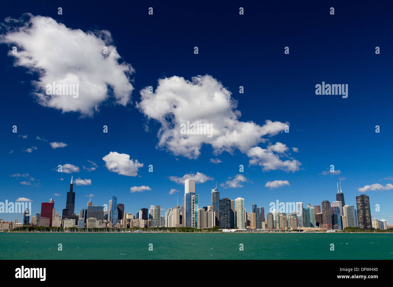 Skyline von Chicago mit tiefblauem Himmel und flauschigen Wolken Stockfoto