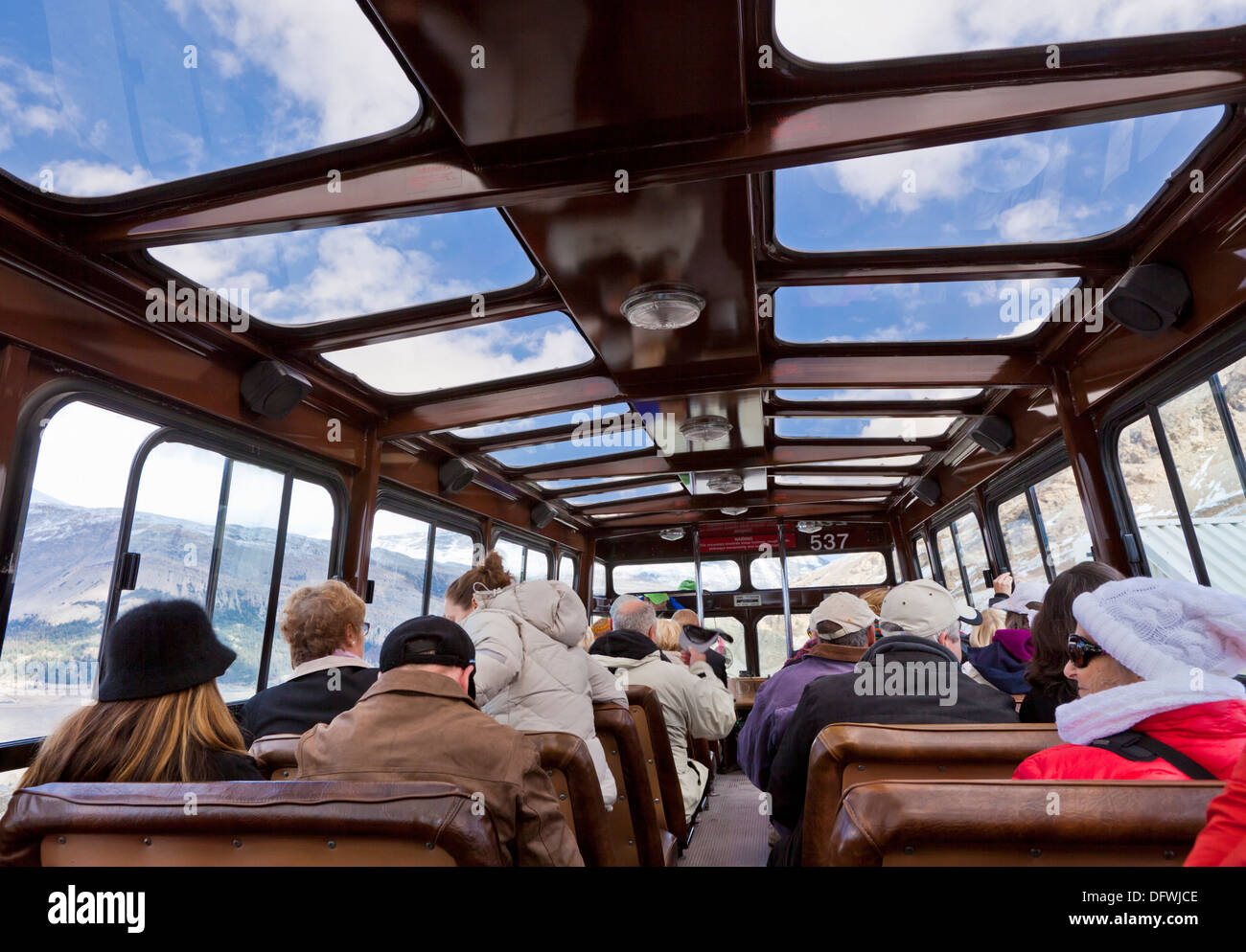 Touristen in Brewsters Snocoach Ice Explorer Columbia Icefield Athabasca Gletscher im Jasper National Park Alberta Kanada Nordamerika Stockfoto