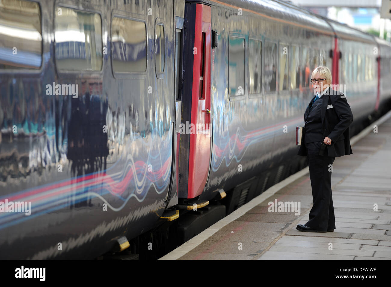 Ein Zugführer am Bahnhof von Newport Stockfoto