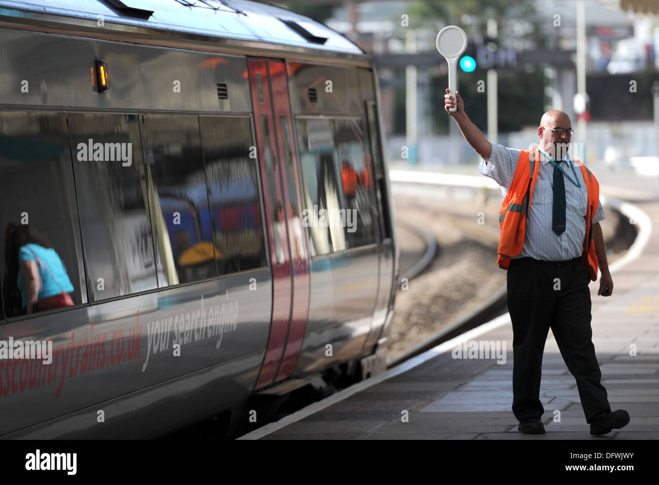 Ein Zugführer am Bahnhof von Newport Stockfoto