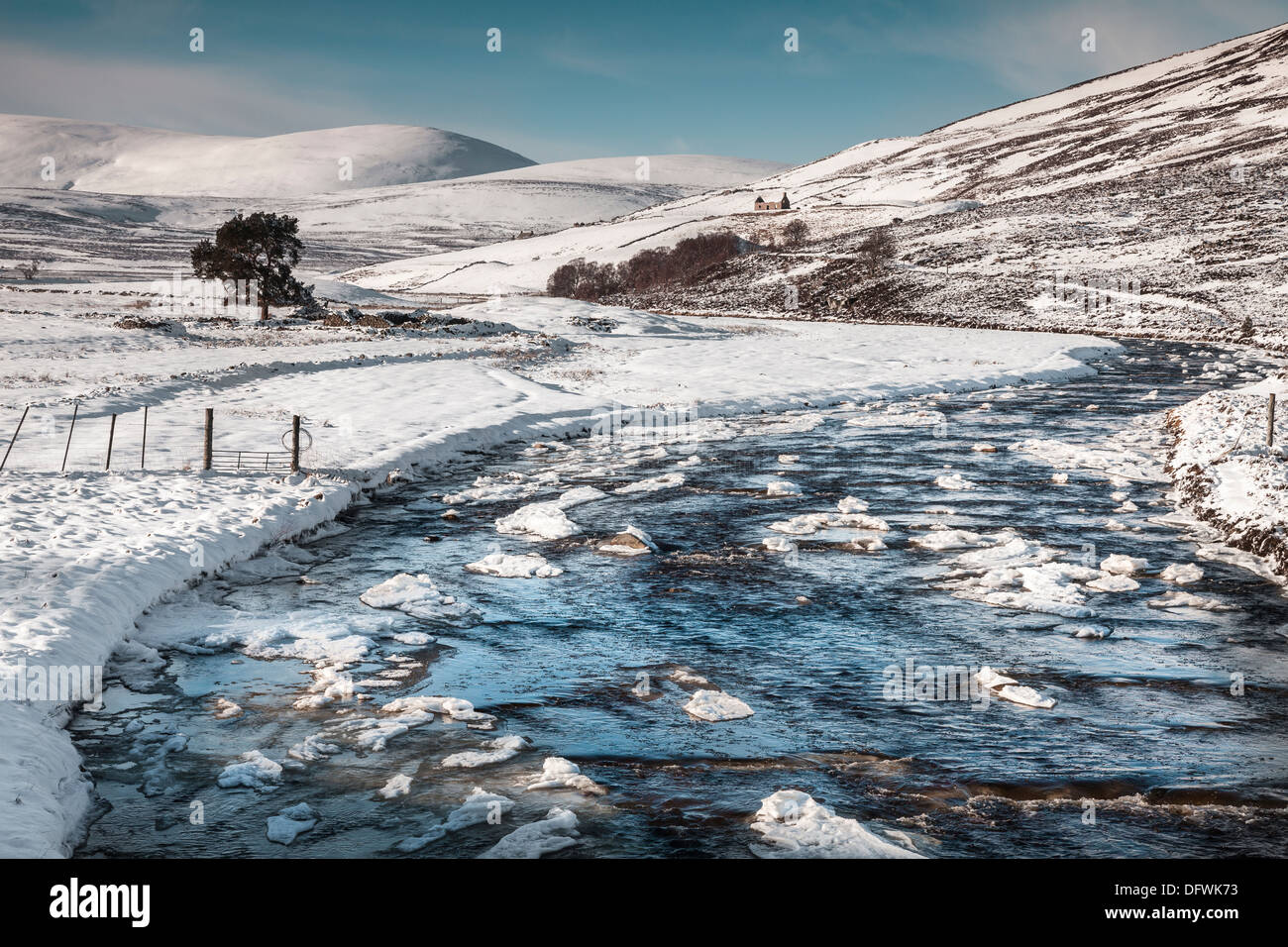 Fluss Gairn im Winter bei Gairnshiel in Glen Gairn in Aberdeenshire, Schottland. Stockfoto