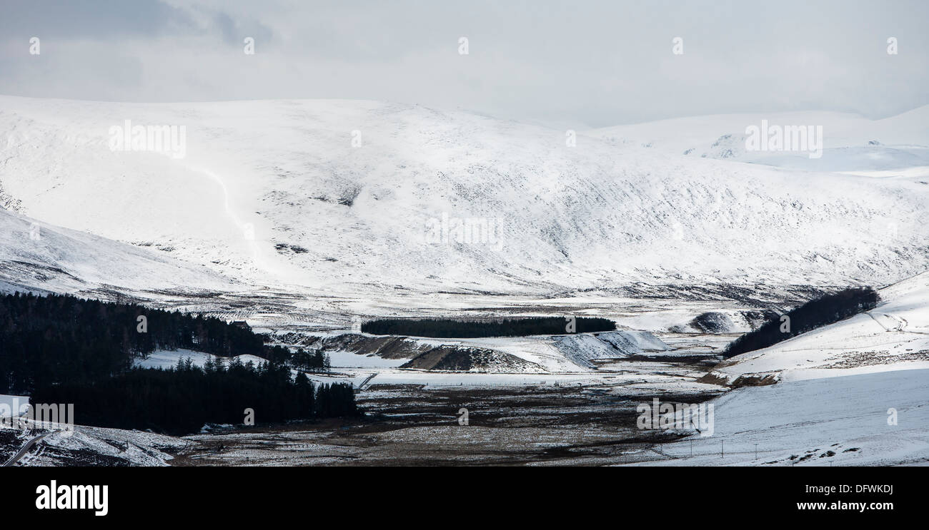 Gairn Pass im Winter in den Cairngorms National Park, Schottland. Stockfoto