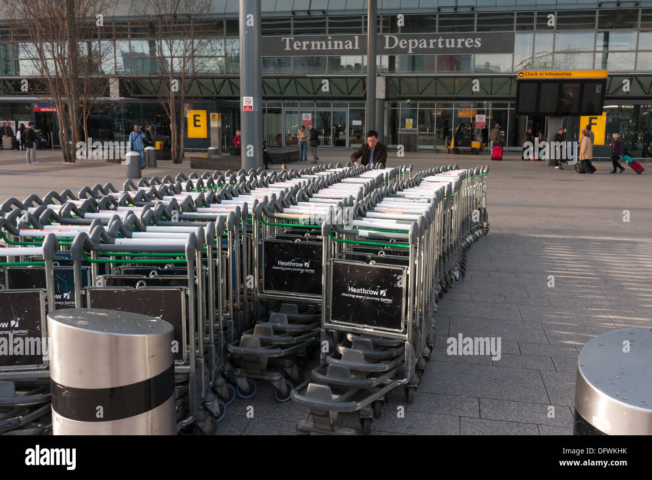 Gepäckwagen Flughafen außerhalb Heathrow Terminal 3 Stockfoto