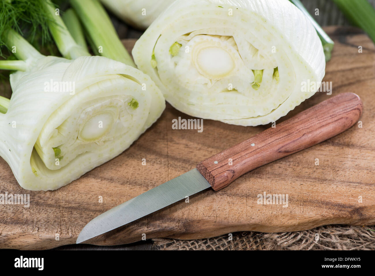 Frischer Fenchel (Makroaufnahme) auf Vintage Holz-Hintergrund Stockfoto