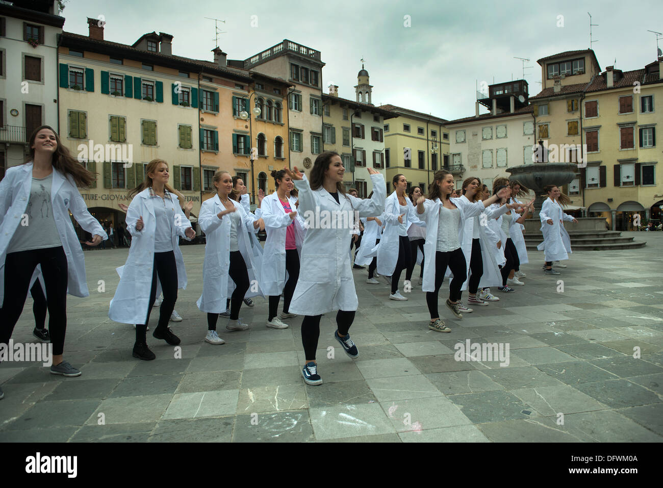 einige Studenten in einem Flash-Mob in Udine, Italien Stockfoto