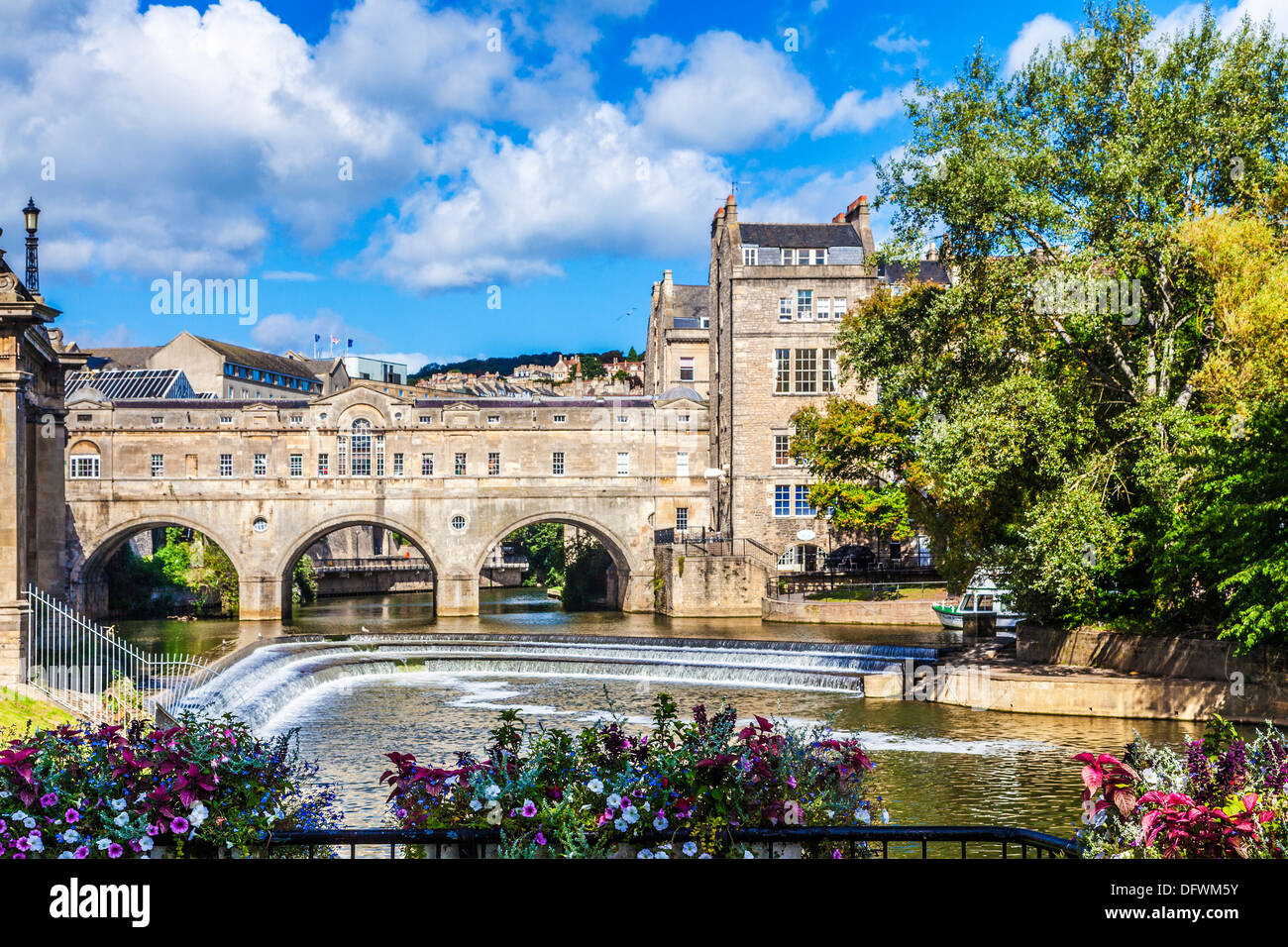 Klassische Ansicht der Palladian Pulteney Brücke und Wehr in die Weltkulturerbe-Stadt Bath in Somerset, Großbritannien. Stockfoto